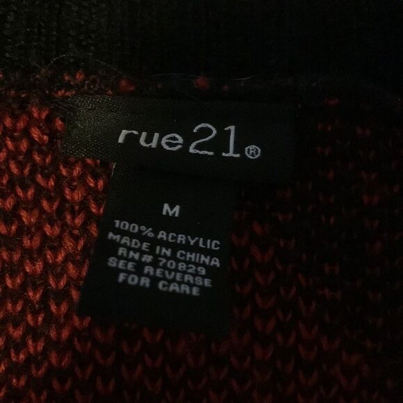 Pit to pit is 24 1/2 best that can be measured. length is 35.  9-1 - Picture 6 of 7